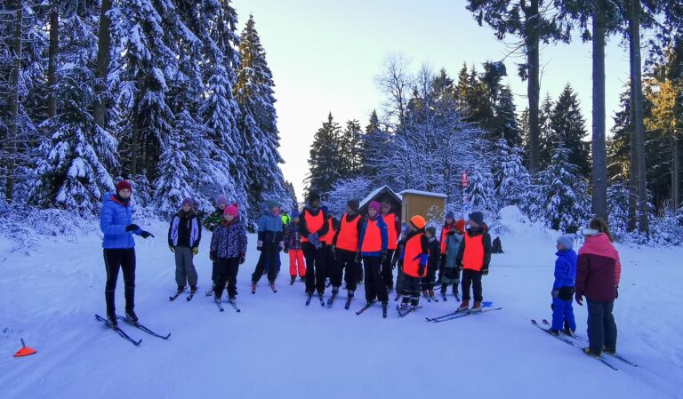 Erstes Schneetraining der Kinder Gruppe Skilanglauf